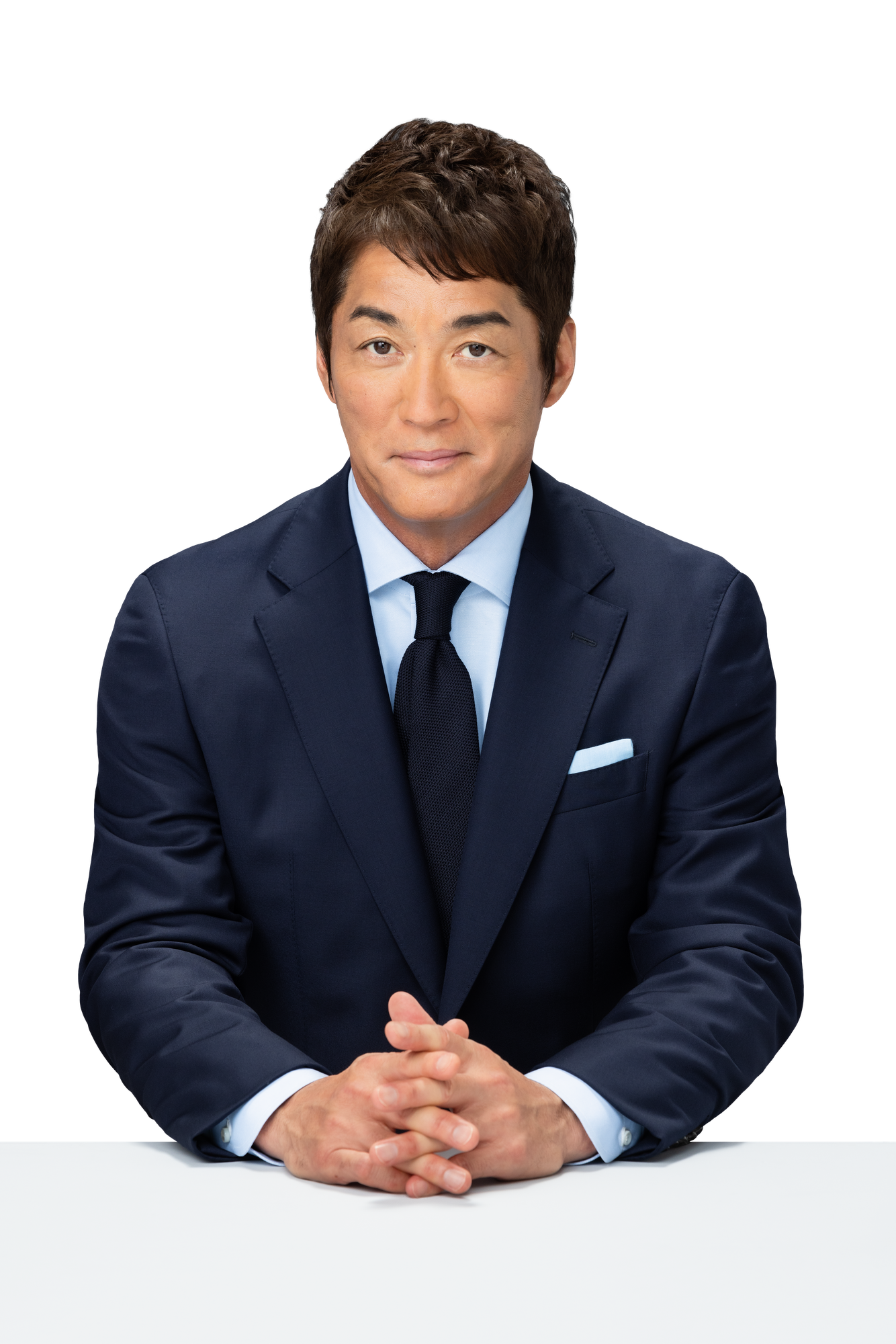テーブルに座り正面を向く長嶋一茂さん