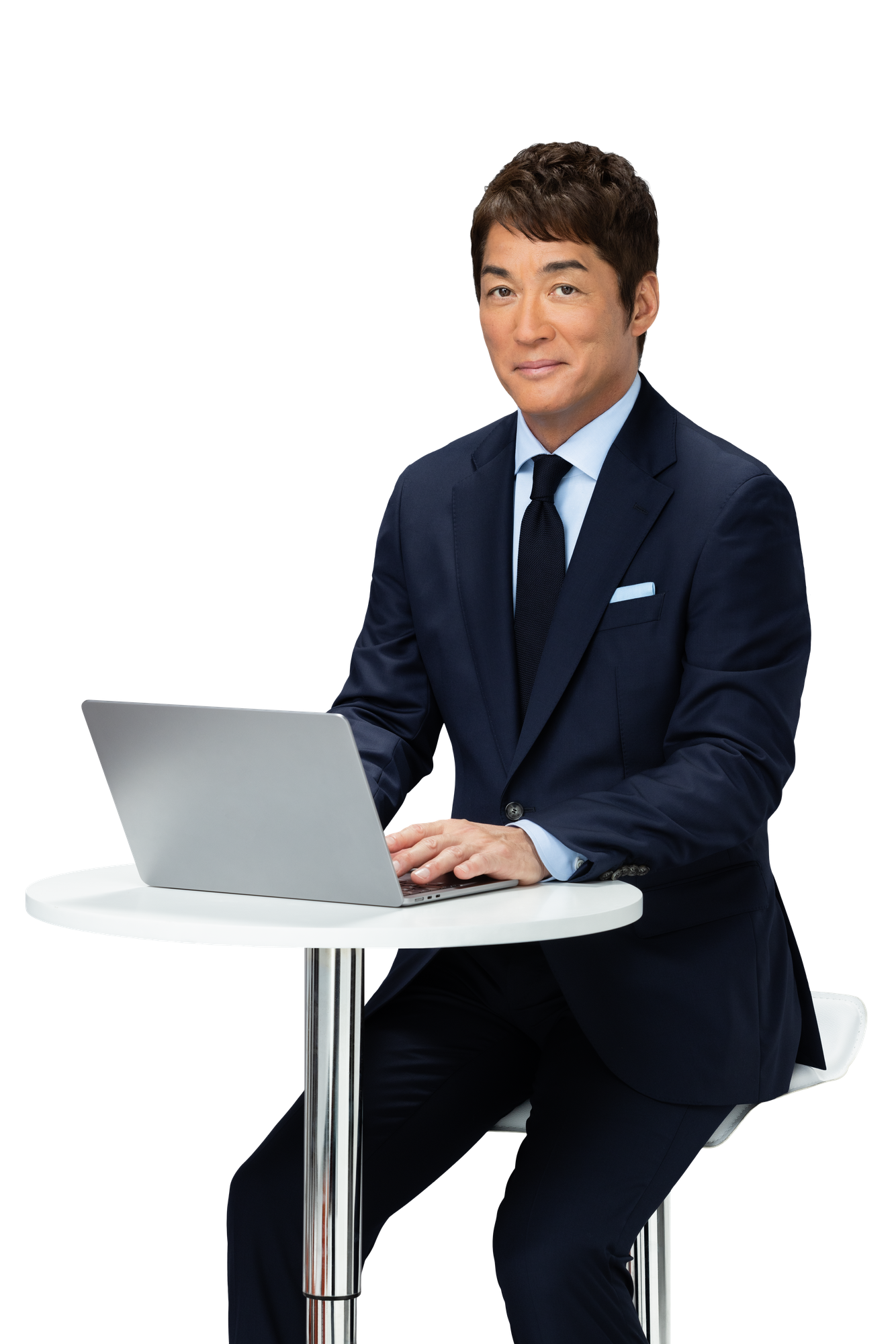 ノートパソコンに向かう長嶋一茂さん